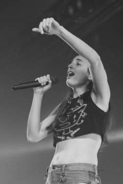 Şarkıcı Sandra Delaporte, İspanya 'nın başkenti Madrid' de düzenlenen Circo Price konserinde sahne alıyor..