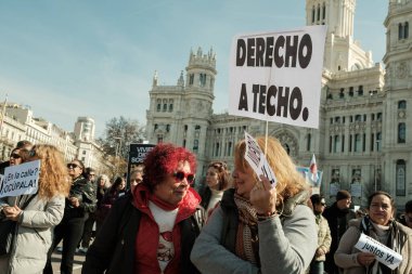 Madrid 'in merkezinde, 9 Şubat 2025' te Madrid, İspanya 'da, nezih konut hakkı için düzenlenen bir gösteri sırasında birkaç kişi.