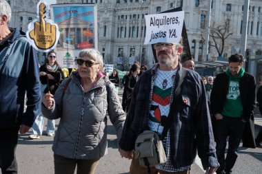 Madrid 'in merkezinde, 9 Şubat 2025' te Madrid, İspanya 'da, nezih konut hakkı için düzenlenen bir gösteri sırasında birkaç kişi.