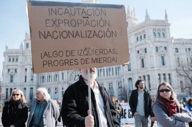 Madrid 'in merkezinde, 9 Şubat 2025' te Madrid, İspanya 'da, nezih konut hakkı için düzenlenen bir gösteri sırasında birkaç kişi.