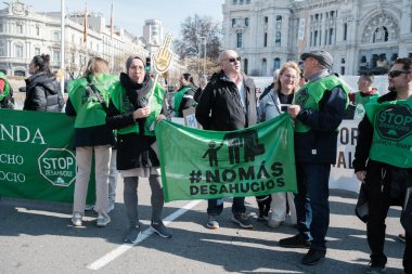 Madrid 'in merkezinde, 9 Şubat 2025' te Madrid, İspanya 'da, nezih konut hakkı için düzenlenen bir gösteri sırasında birkaç kişi.