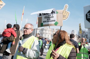 Madrid 'in merkezinde, 9 Şubat 2025' te Madrid, İspanya 'da, nezih konut hakkı için düzenlenen bir gösteri sırasında birkaç kişi.