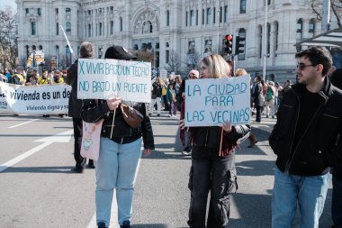 Madrid 'in merkezinde, 9 Şubat 2025' te Madrid, İspanya 'da, nezih konut hakkı için düzenlenen bir gösteri sırasında birkaç kişi.