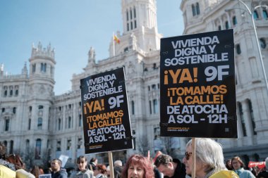 Madrid 'in merkezinde, 9 Şubat 2025' te Madrid, İspanya 'da, nezih konut hakkı için düzenlenen bir gösteri sırasında birkaç kişi.
