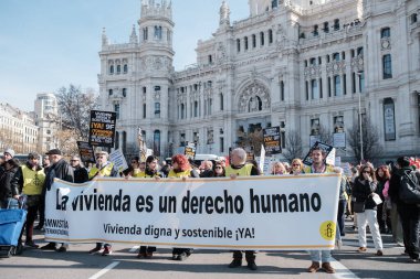 Madrid 'in merkezinde, 9 Şubat 2025' te Madrid, İspanya 'da, nezih konut hakkı için düzenlenen bir gösteri sırasında birkaç kişi.