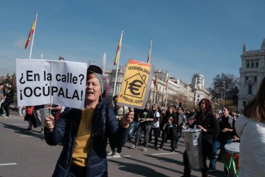 Madrid 'in merkezinde, 9 Şubat 2025' te Madrid, İspanya 'da, nezih konut hakkı için düzenlenen bir gösteri sırasında birkaç kişi.