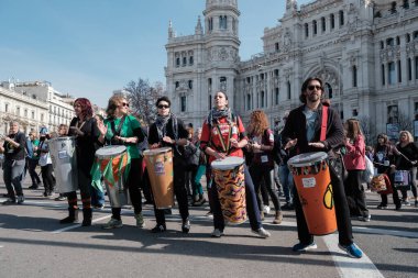 Madrid 'in merkezinde, 9 Şubat 2025' te Madrid, İspanya 'da, nezih konut hakkı için düzenlenen bir gösteri sırasında birkaç kişi.