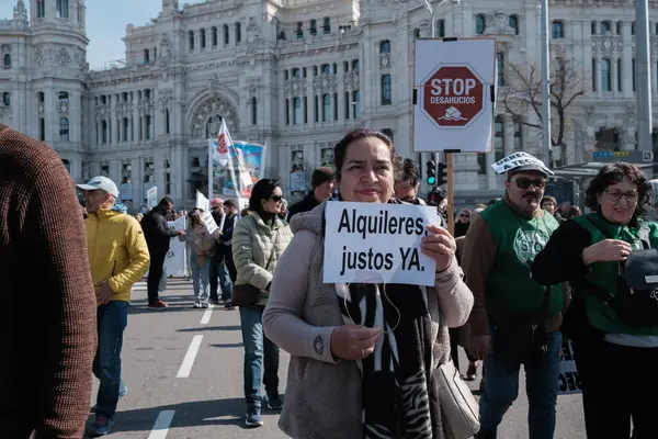 Madrid 'in merkezinde, 9 Şubat 2025' te Madrid, İspanya 'da, nezih konut hakkı için düzenlenen bir gösteri sırasında birkaç kişi.