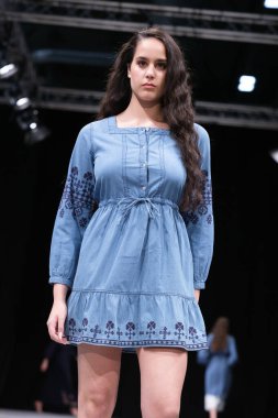 İspanya 'nın 9 Şubat 2025 tarihinde Madrid IFEMA' da KAPDACASA tasarımı ile bir model geçit töreni düzenlenmiştir.