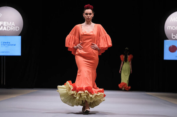 Модельный парад с дизайном Essdm в Мадриде IFEMA, 9 февраля 2025 года Испания