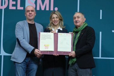 Çalışma ve Sosyal Ekonomi Bakanı Yolanda Diaz, 10 Şubat 2025 tarihinde İspanya 'da Çalışma ve Sosyal Ekonomi Bakanlığı' nda SMI 'yi yükseltme anlaşmasının imzalanması sırasında,