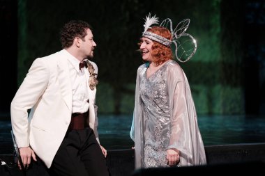 Marta Arteta, 11 Şubat 2025 tarihinde İspanya 'nın Madrid kentindeki Fernan Gomez tiyatrosunda La senorita de Trevelez' in sunumu sırasında sahne almaktadır.