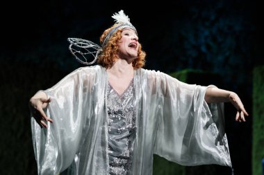 Marta Arteta, 11 Şubat 2025 tarihinde İspanya 'nın Madrid kentindeki Fernan Gomez tiyatrosunda La senorita de Trevelez' in sunumu sırasında sahne almaktadır.