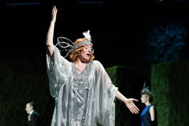 Marta Arteta, 11 Şubat 2025 tarihinde İspanya 'nın Madrid kentindeki Fernan Gomez tiyatrosunda La senorita de Trevelez' in sunumu sırasında sahne almaktadır.