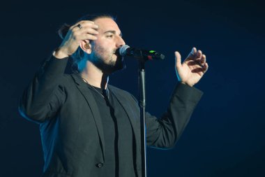  Şarkıcı-söz yazarı Andres Suarez, Pablo Milanes 'e verilen' Eternamente Pablo 'konseri sırasında 12 Şubat 2025 tarihinde Madrid, İspanya' da Movistar Arena 'da konser vermiştir.. 