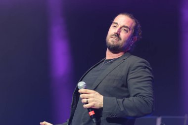  Şarkıcı-söz yazarı Andres Suarez, Pablo Milanes 'e verilen' Eternamente Pablo 'konseri sırasında 12 Şubat 2025 tarihinde Madrid, İspanya' da Movistar Arena 'da konser vermiştir.. 