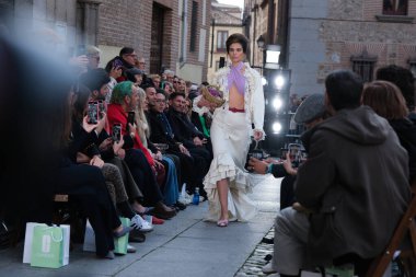 Madrid es Moda tasarımı ile 13 Şubat 2025 'te Plaza de la Villa de Madrid' de Moda Haftası 'nda bir model geçit töreni düzenlenmiştir.