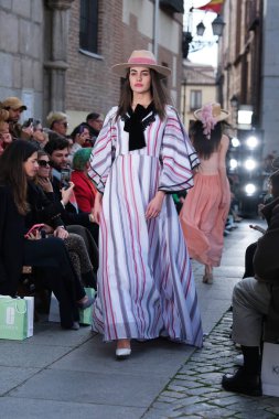 Madrid es Moda tasarımı ile 13 Şubat 2025 'te Plaza de la Villa de Madrid' de Moda Haftası 'nda bir model geçit töreni düzenlenmiştir.