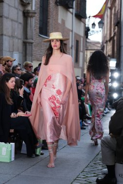 Madrid es Moda tasarımı ile 13 Şubat 2025 'te Plaza de la Villa de Madrid' de Moda Haftası 'nda bir model geçit töreni düzenlenmiştir.