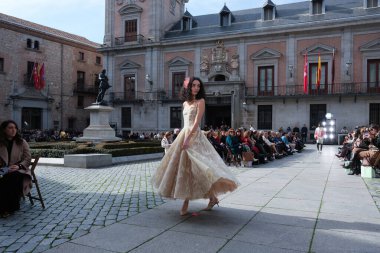 Madrid es Moda tasarımı ile 13 Şubat 2025 'te Plaza de la Villa de Madrid' de Moda Haftası 'nda bir model geçit töreni düzenlenmiştir.