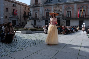 Madrid es Moda tasarımı ile 13 Şubat 2025 'te Plaza de la Villa de Madrid' de Moda Haftası 'nda bir model geçit töreni düzenlenmiştir.