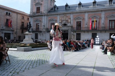 Madrid es Moda tasarımı ile 13 Şubat 2025 'te Plaza de la Villa de Madrid' de Moda Haftası 'nda bir model geçit töreni düzenlenmiştir.