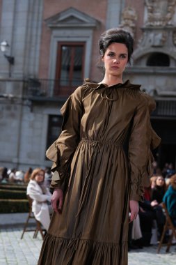 Madrid es Moda tasarımı ile 13 Şubat 2025 'te Plaza de la Villa de Madrid' de Moda Haftası 'nda bir model geçit töreni düzenlenmiştir.