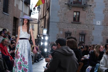 Madrid es Moda tasarımı ile 13 Şubat 2025 'te Plaza de la Villa de Madrid' de Moda Haftası 'nda bir model geçit töreni düzenlenmiştir.
