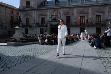 Madrid es Moda tasarımı ile 13 Şubat 2025 'te Plaza de la Villa de Madrid' de Moda Haftası 'nda bir model geçit töreni düzenlenmiştir.