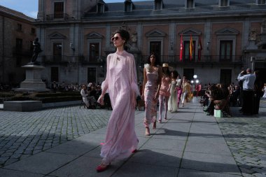Madrid es Moda tasarımı ile 13 Şubat 2025 'te Plaza de la Villa de Madrid' de Moda Haftası 'nda bir model geçit töreni düzenlenmiştir.