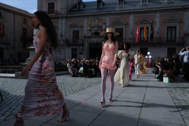 Madrid es Moda tasarımı ile 13 Şubat 2025 'te Plaza de la Villa de Madrid' de Moda Haftası 'nda bir model geçit töreni düzenlenmiştir.