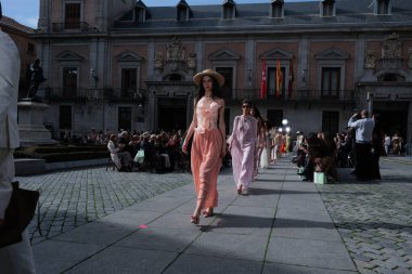 Madrid es Moda tasarımı ile 13 Şubat 2025 'te Plaza de la Villa de Madrid' de Moda Haftası 'nda bir model geçit töreni düzenlenmiştir.