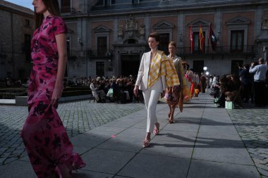 Madrid es Moda tasarımı ile 13 Şubat 2025 'te Plaza de la Villa de Madrid' de Moda Haftası 'nda bir model geçit töreni düzenlenmiştir.