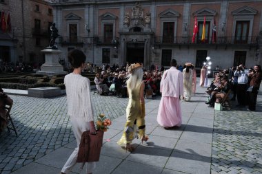 Madrid es Moda tasarımı ile 13 Şubat 2025 'te Plaza de la Villa de Madrid' de Moda Haftası 'nda bir model geçit töreni düzenlenmiştir.