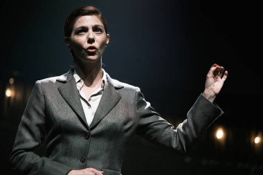 Manuela Velasco, 13 Şubat 2025 tarihinde İspanya 'nın Madrid Abadia tiyatrosunda El silla K. Cartas desde el olvido sırasında sahne almaktadır.