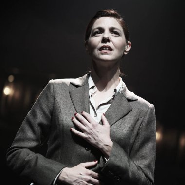 Manuela Velasco, 13 Şubat 2025 tarihinde İspanya 'nın Madrid Abadia tiyatrosunda El silla K. Cartas desde el olvido sırasında sahne almaktadır.