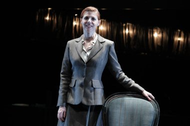 Manuela Velasco, 13 Şubat 2025 tarihinde İspanya 'nın Madrid Abadia tiyatrosunda El silla K. Cartas desde el olvido sırasında sahne almaktadır.