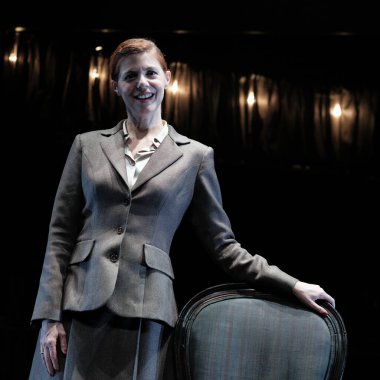 Manuela Velasco, 13 Şubat 2025 tarihinde İspanya 'nın Madrid Abadia tiyatrosunda El silla K. Cartas desde el olvido sırasında sahne almaktadır.