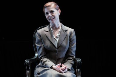 Manuela Velasco, 13 Şubat 2025 tarihinde İspanya 'nın Madrid Abadia tiyatrosunda El silla K. Cartas desde el olvido sırasında sahne almaktadır.