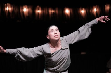 Estela Merlos, İspanya 'nın Madrid şehrinde 13 Şubat 2025 tarihinde Abadia tiyatrosunda El silla K. Cartas desde el olvido sırasında sahne almaktadır.