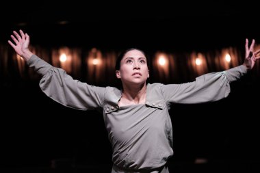 Estela Merlos, İspanya 'nın Madrid şehrinde 13 Şubat 2025 tarihinde Abadia tiyatrosunda El silla K. Cartas desde el olvido sırasında sahne almaktadır.