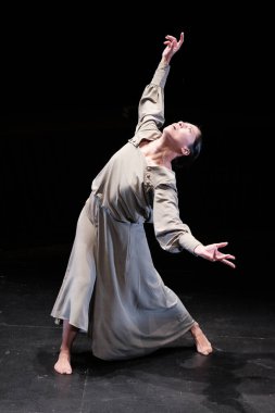 Estela Merlos, İspanya 'nın Madrid şehrinde 13 Şubat 2025 tarihinde Abadia tiyatrosunda El silla K. Cartas desde el olvido sırasında sahne almaktadır.