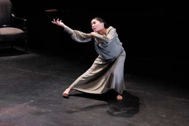 Estela Merlos, İspanya 'nın Madrid şehrinde 13 Şubat 2025 tarihinde Abadia tiyatrosunda El silla K. Cartas desde el olvido sırasında sahne almaktadır.