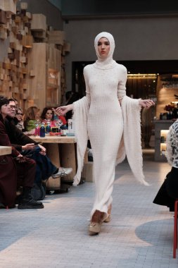 Madrid 'de Maison Mesa ile 14 Şubat 2025' te OKAYES de Madrid 'de Moda Haftası sırasında bir model geçit töreni düzenlenmiştir.