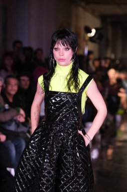 Daniel Chong ile Madrid 'de Moda tasarımı için 14 Şubat 2025' te Villa de Madrid Sarayı 'nda bir model geçit töreni düzenlenmiştir.