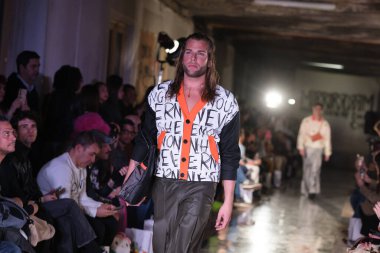 Daniel Chong ile Madrid 'de Moda tasarımı için 14 Şubat 2025' te Villa de Madrid Sarayı 'nda bir model geçit töreni düzenlenmiştir.