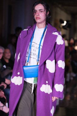 Daniel Chong ile Madrid 'de Moda tasarımı için 14 Şubat 2025' te Villa de Madrid Sarayı 'nda bir model geçit töreni düzenlenmiştir.