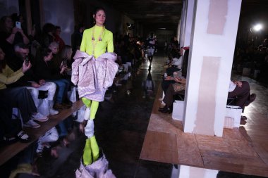 Daniel Chong ile Madrid 'de Moda tasarımı için 14 Şubat 2025' te Villa de Madrid Sarayı 'nda bir model geçit töreni düzenlenmiştir.