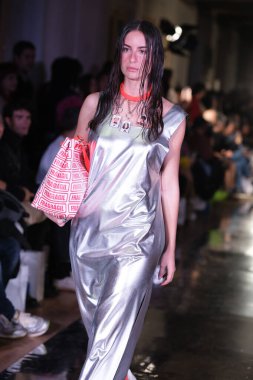 Daniel Chong ile Madrid 'de Moda tasarımı için 14 Şubat 2025' te Villa de Madrid Sarayı 'nda bir model geçit töreni düzenlenmiştir.