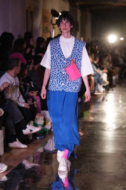 Daniel Chong ile Madrid 'de Moda tasarımı için 14 Şubat 2025' te Villa de Madrid Sarayı 'nda bir model geçit töreni düzenlenmiştir.